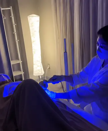 LEDライトでメラニンケアを行う様子