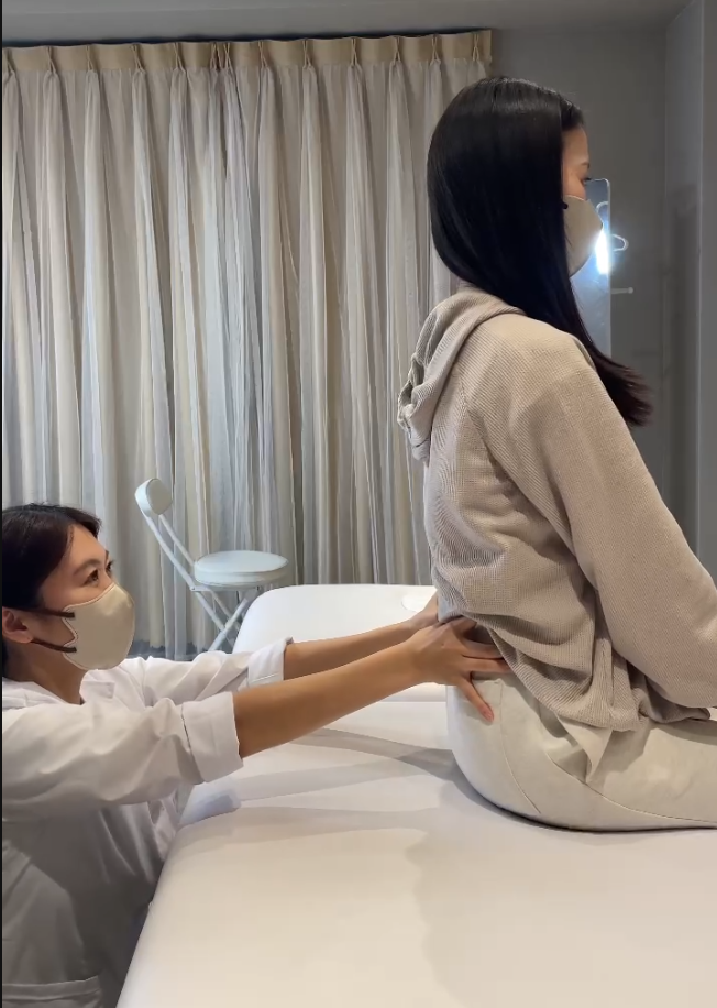 座った姿勢を確認する様子